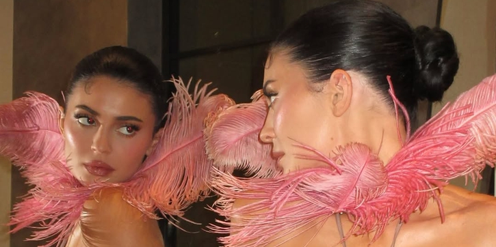 Kylie Jenner Tampil dengan Gaun Pesta Bergaya Kabaret yang Seksi & Penuh Bulu