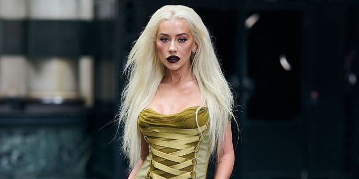 Christina Aguilera Kembali Kenakan Gaun Versace Vintage Setelah 22 Tahun