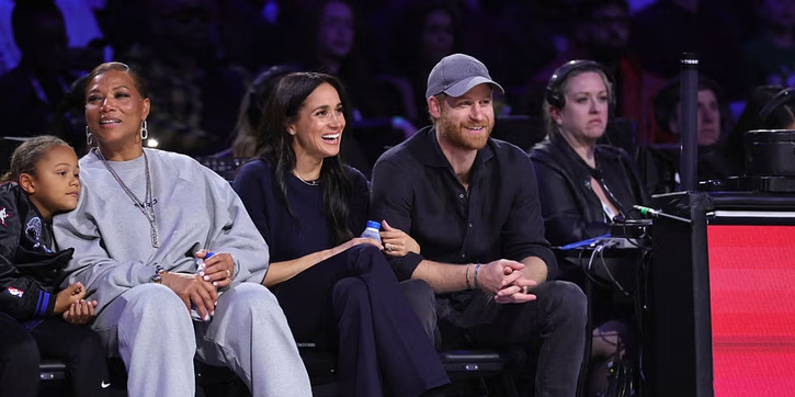 Duchess Meghan Mengenakan Sweater Kasmir dan Celana Jeans Ketat Untuk Kencan di Pinggir Lapangan Bersama Pangeran Harry.