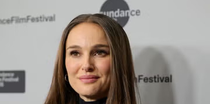Natalie Portman Membawa Pin 