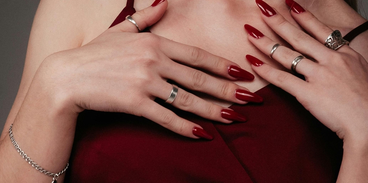 Nail Art Maroon Elegan dengan Sentuhan Modern yang Timeless