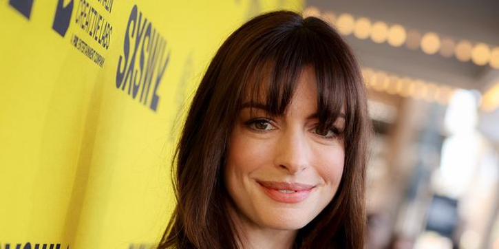 Anne Hathaway Mendukung Komunitas Transgender dengan Menggunakan Aksesori Ini