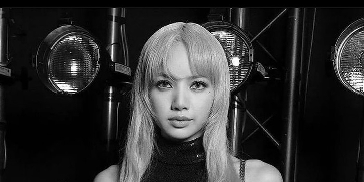 Lisa Blackpink Seperti Barbie yang Hidup dengan Jumpsuit Payet Hitam di Celine S/S 2023 Menswear Show di Paris