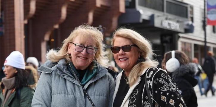 Ibu Taylor Swift & Travis Kelce Kompak Tampil Bersama di Sundance