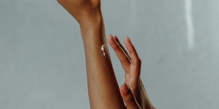 Perbedaan Body Serum dan Body Lotion yang Wajib Diketahui agar Kulit Tampil Sehat dan Terjaga