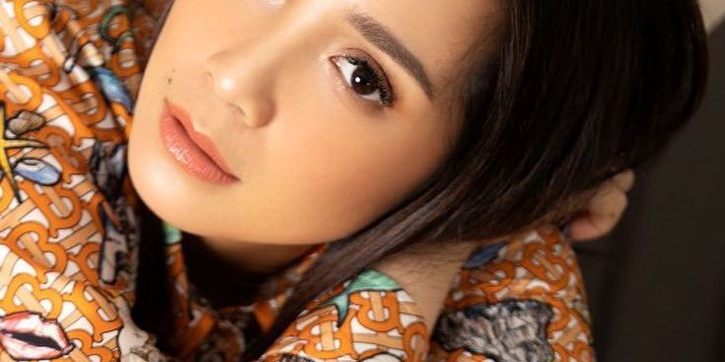 Kenakan Busana Santai, Nagita Slavina Berfoto dengan Mobil Pink Klasik