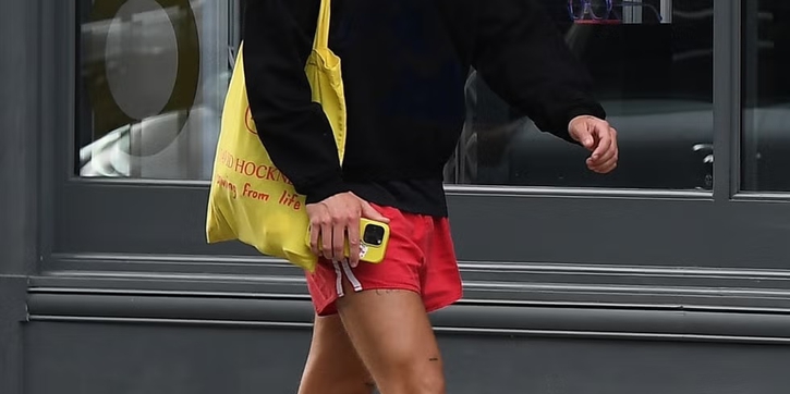 Harry Styles Meniru Gaya Bad Bunny dengan Tampil Mengenakan Sneakers Model Ballerina Berwarna Kuning