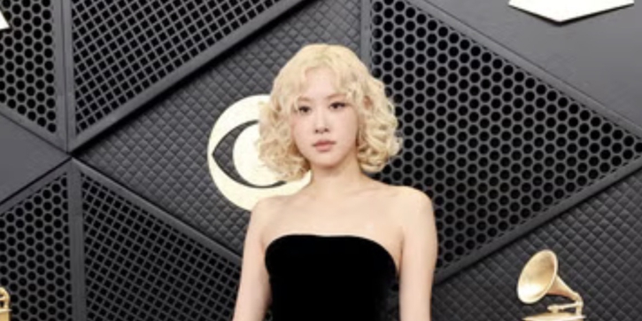 Ros&eacute; Cetak Sejarah di Grammy Awards 2026 dengan Gaun Hitam Putih yang Dramatis
