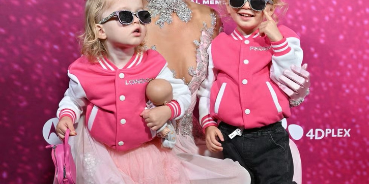 Paris Hilton dan Keluarga Kompak Kenakan Busana Serba Merah Muda di Premiere Dokumenternya