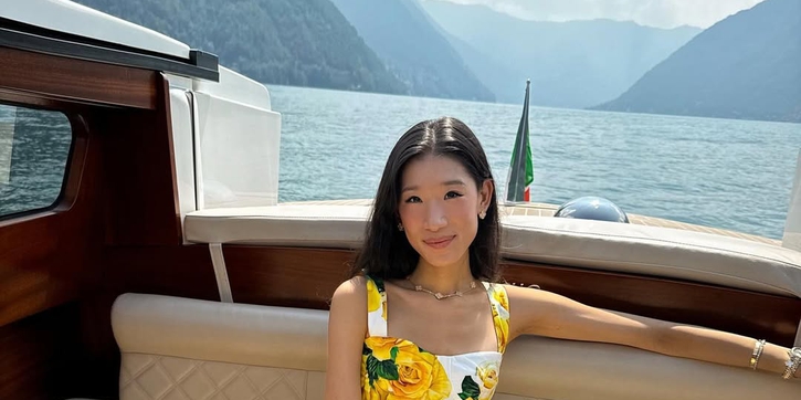 Dress Pilihan Influencer Becca Bloom Menyulap Musim Panas Jadi Momen Paling Stylish Tahun Ini