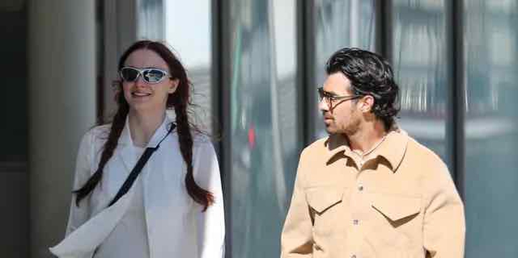 Sophie Turner Pamerkan Perut Hamilnya dalam Busana Serba Putih saat Jalan-Jalan Bersama Joe Jonas