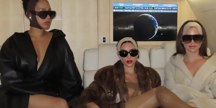 Kim Kardashian Tampil dengan Mantel Bulu dan Face Wrap Skims Kontroversialnya