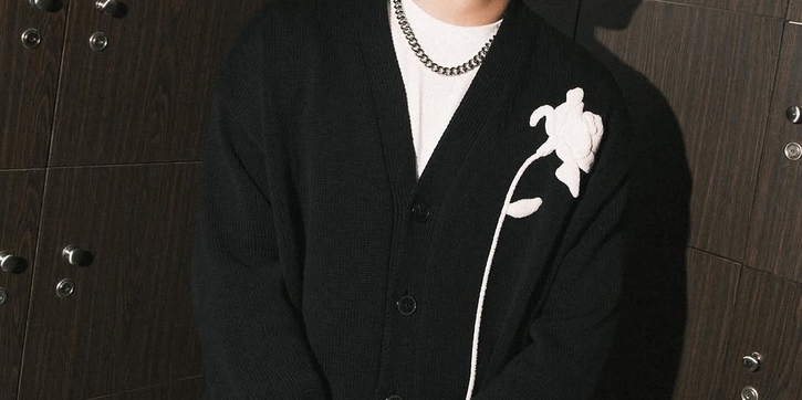 Inspirasi Fashion Pria, Menggabungkan Tampilan Kasual dan Formal ala Afgan