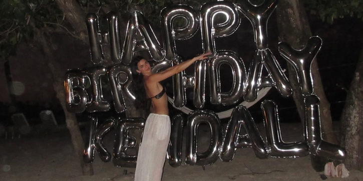 Kendall Jenner Rayakan Ulang Tahun ke-30 dengan Gaya “Birthday Suit” di Pinggir Pantai