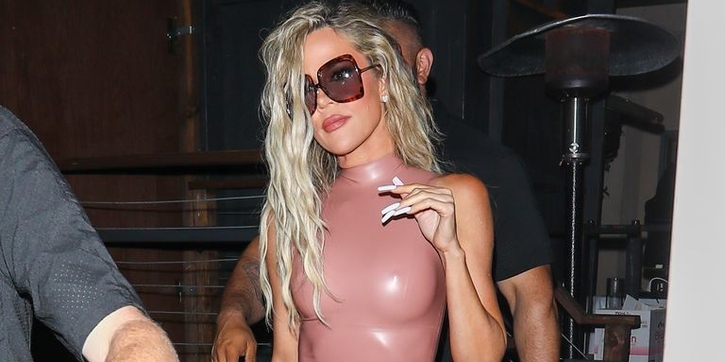 Khlo&eacute; Kardashian Ikut Mencoba Gaya Busana Ketat Berbahan Lateks seperti Saudaranya, Kim Kardashian
