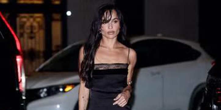 Gaya Zo&euml; Kravitz Beri Sentuhan Cool-Girl pada Little Black Dress