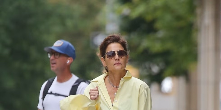 Tampilan Warna Primer ala Katie Holmes yang Disempurnakan bersama Lengan Dramatis Berbelahan