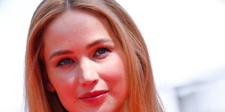 Jennifer Lawrence Menukar Hak Tingginya dengan Sandal Jepit di Karpet Merah Cannes