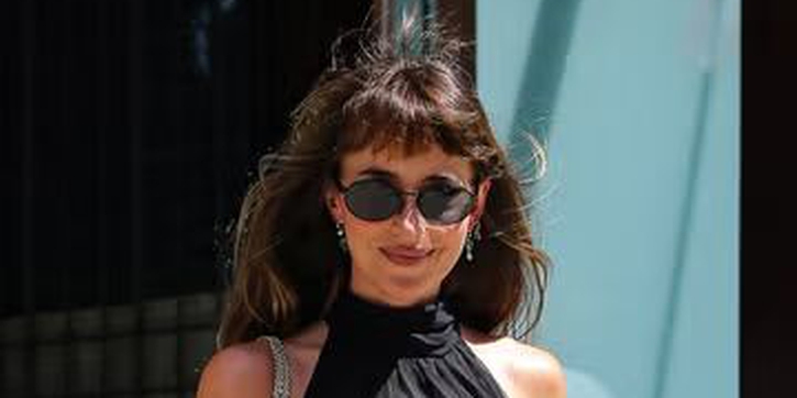 Dakota Johnson Tampil dengan Gaya Khasnya dalam Balutan Gaun Halter Hitam Transparan di Pernikahan Taylor Swift dan Travis Kelce