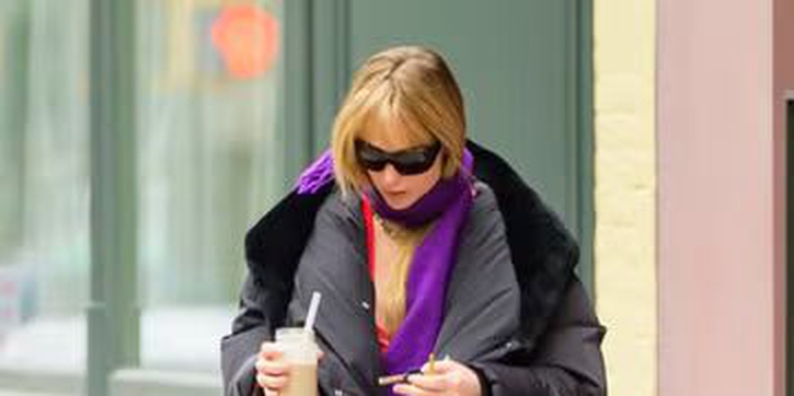 Jennifer Lawrence Ajak Memadukan Koleksi Kapsul The Row dengan Sepatu Ugg