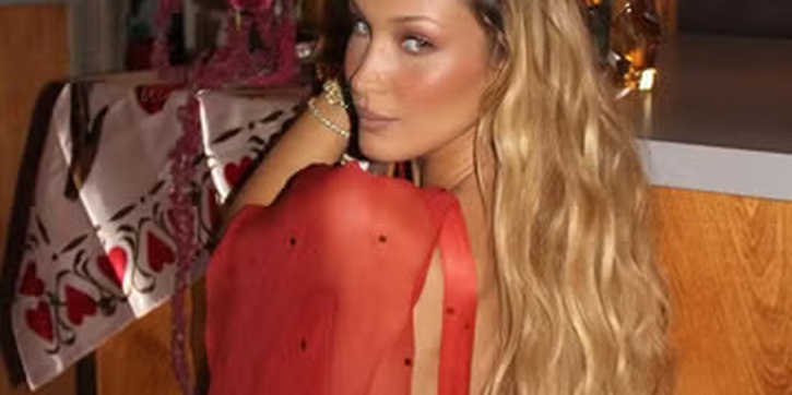 Bella Hadid Merayakan Hari Valentine dengan Gaun Georges Chakra yang Berkilau