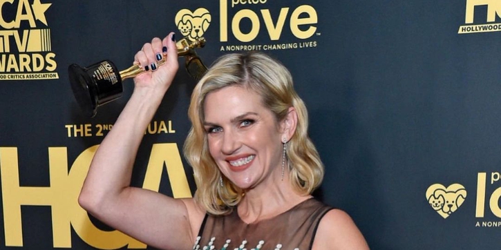 Rhea Seehorn Mengenakan Gaun Rancangan Sebastian Gunawan di Ajang Internasional Hollywood Critics Association Awards