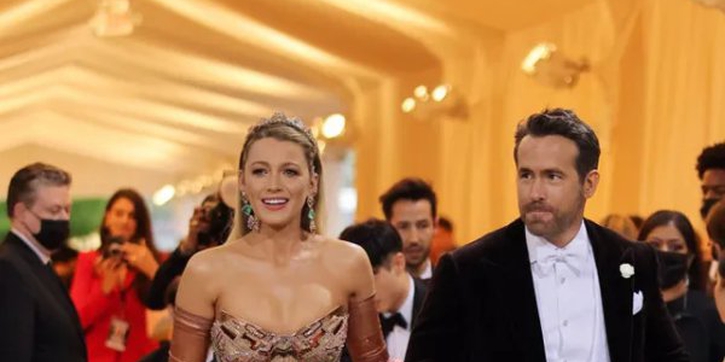 Tampilan Met Gala Blake Lively dengan Pita Raksasa, Bahkan Ryan Reynolds Terkejut!