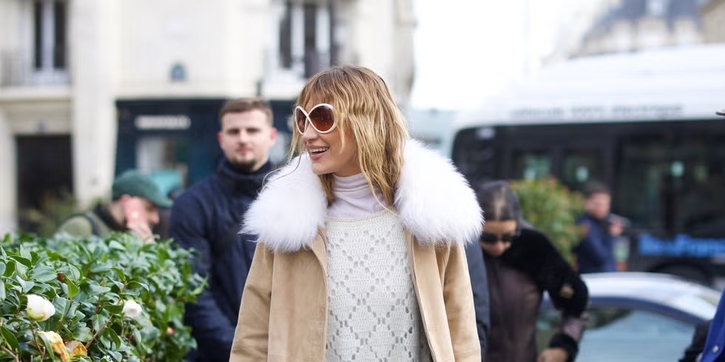 Bella Hadid Mengenakan Tote Chanel Berukuran Besar dan Kacamata Bergaya Arthropod dalam Street Style Parisianya