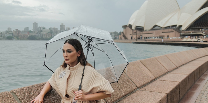 Luna Maya Tampil Glamor dalam Balutan Busana Gucci di Kota Sydney