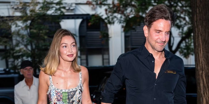 Gigi Hadid Tampil Cerita dalam Gaun Maxi Patchwork Berhias Manik-Manik