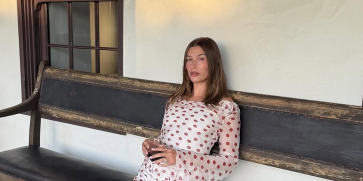 Hailey Bieber Kenakan Gaun Silk-Chiffon Polkadot yang Sempurna di Musim Ini