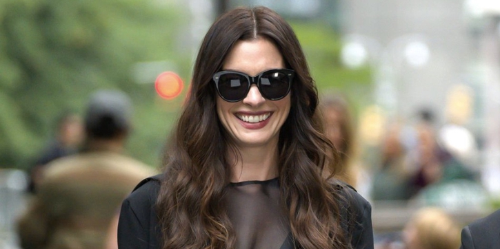 Anne Hathaway Tampil Misterius dengan Busana Serba Hitam di Lokasi Syuting The Devil Wears Prada 2