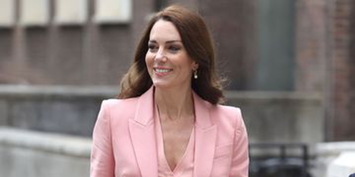 Tampilan Musim Semi Putri Kate dalam Setelan Baby-Pink Monokrom dan Sabuk Mutiara