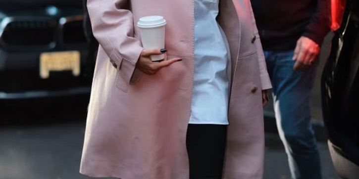 Bella Hadid Jadi Sosok Terbaru yang Adopsi Tren Headwear Bergaya Mid-Century