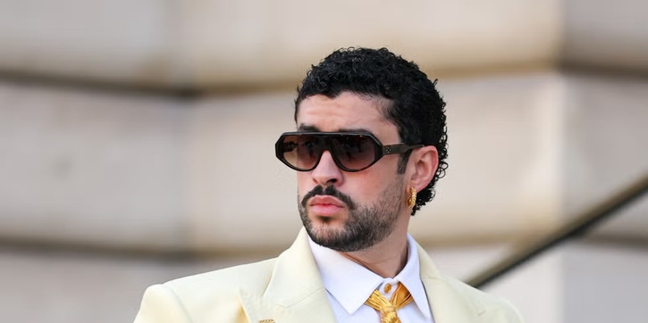 Gaya Surealis Bad Bunny dengan Setelan Schiaparelli, Beri Penghormatan untuk Karyanya