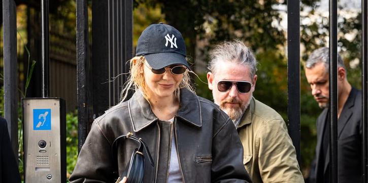 Gigi Hadid Kenakan Jaket Kulit Bernuansa Vintage dengan Dua Gaya Berbeda