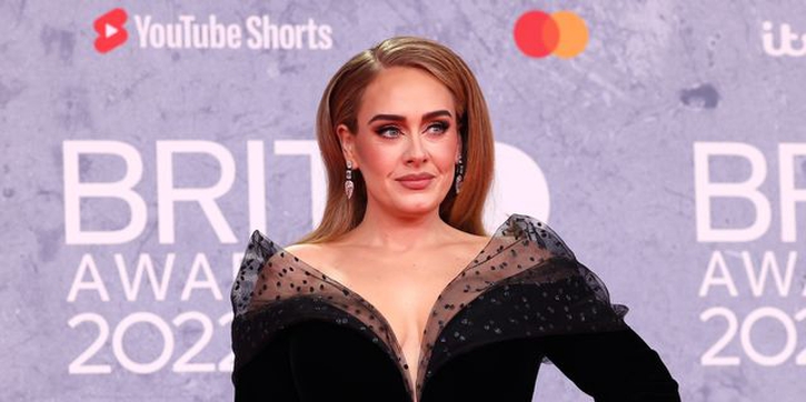 Adele Kembali Tampil Memukau dalam Busana Serba Hitam pada Karpet Merah Acara BRIT Awards 2022