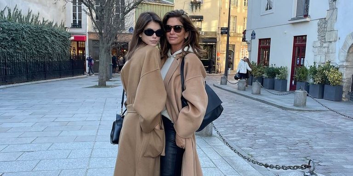 Cindy Crawford & Kaia Gerber Tampil Kembar Mengenakan Mantel Berwarna Camel saat Berada di Paris