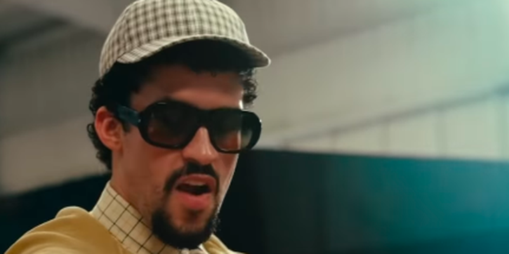 Bad Bunny Padukan Warna Kuning Mustard dan Blush Pink Saat Tampil di Paddock F1