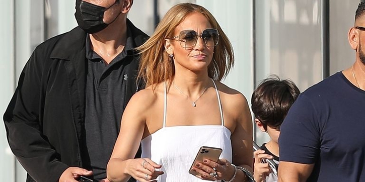 J.Lo Kembali Ciptakan Penampilan yang Chic ketika Memadukan Crop Top Bersama Rok Maxi Denim