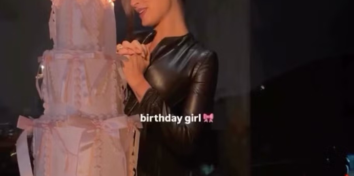 Hailey Bieber Rayakan Ulang Tahunnya yang ke-29 dengan Atasan Versace Vintage