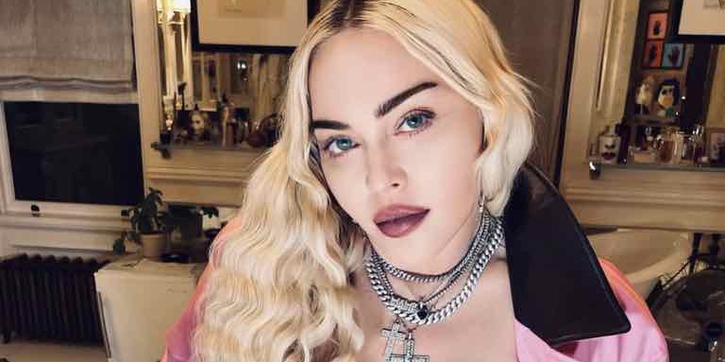 Madonna Memadukan Korset dengan Celana Pendek saat Mempromosikan Seri NFT Terbarunya