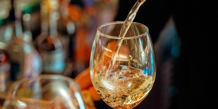 Tata Cara Memegang Gelas Wine yang Benar dan Elegan