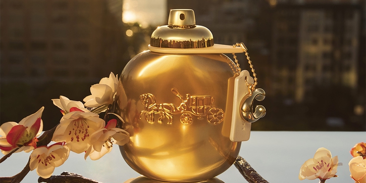 Pancaran Kilau Feminitas Modern Bersama Coach Gold