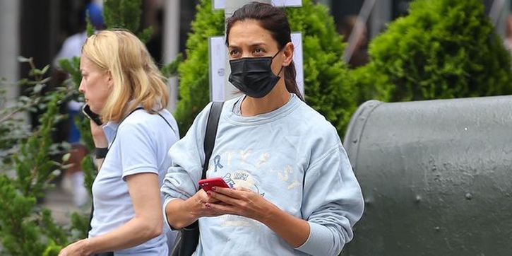 Katie Holmes Menyalurkan Aura Putri Diana dalam Balutan Sweatshirt Biru dan Sepatu Chunky
