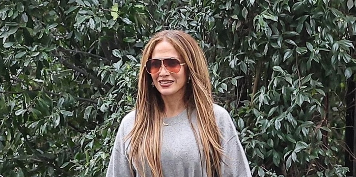 Jennifer Lopez Lanjutkan Tren Big-Pants Streak dengan Tampilan Monokrom Abu-Abu
