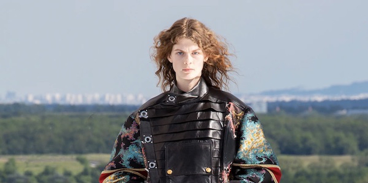 Louis Vuitton Menghelat Presentasi Cruise 2022 Dengan Latar Belakang Fantastis