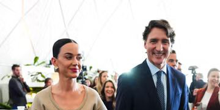 Katy Perry Kenakan Busana Rajut dari Jacquemus di KTT Politik Bersama Justin Trudeau