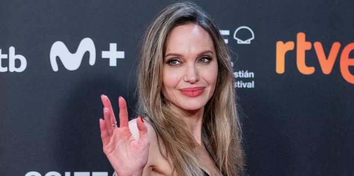 Angelina Jolie Tetap Setia pada Gaya Klasik dan Abadi