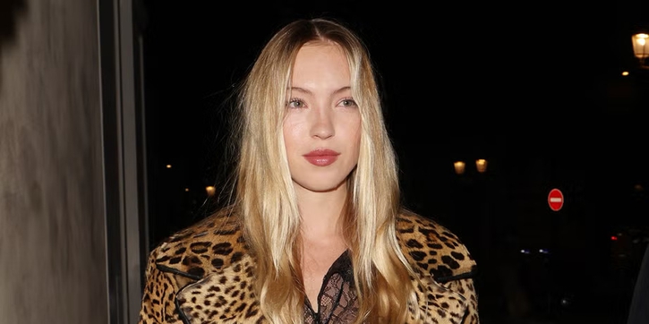 Lila Moss Meminjam Mantel Motif Leopard dari Arsip Mode Kate Moss